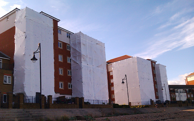 Film thermorétractable appliqué sur le bâtiment